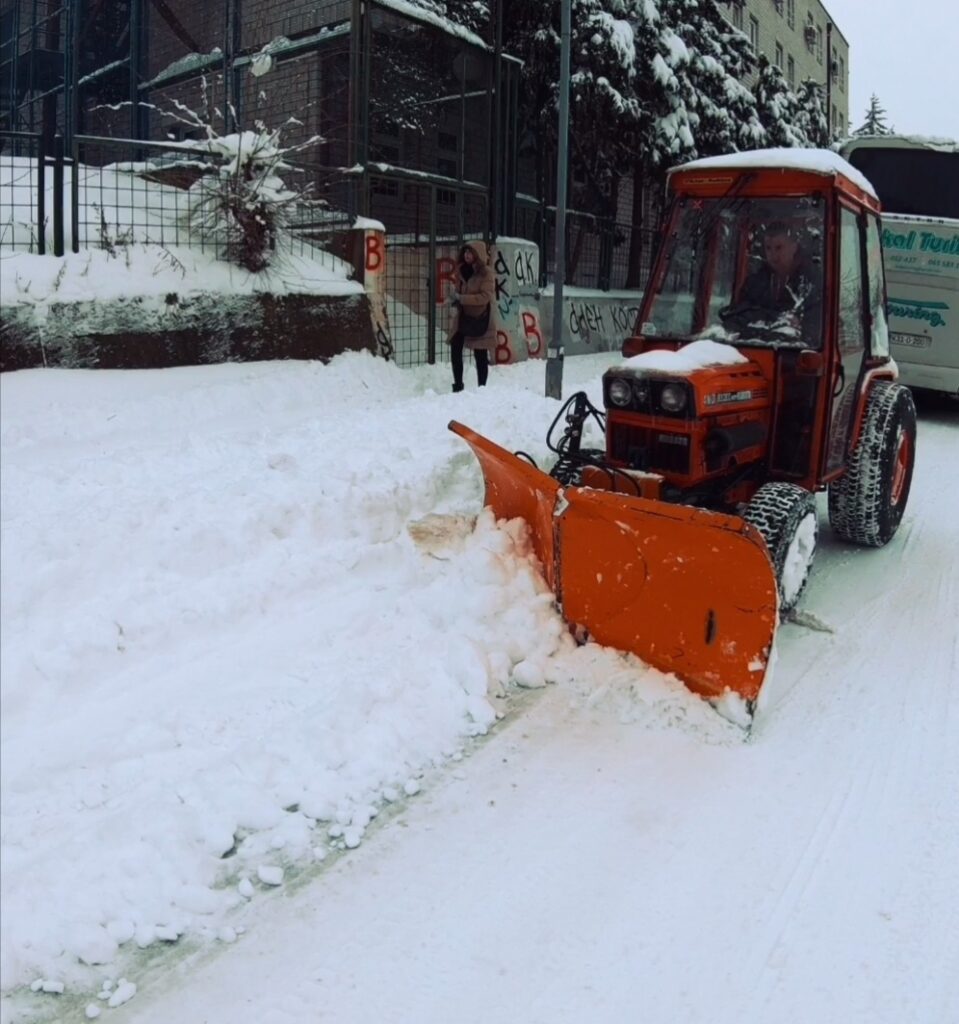 Traktor za čišćenje snega